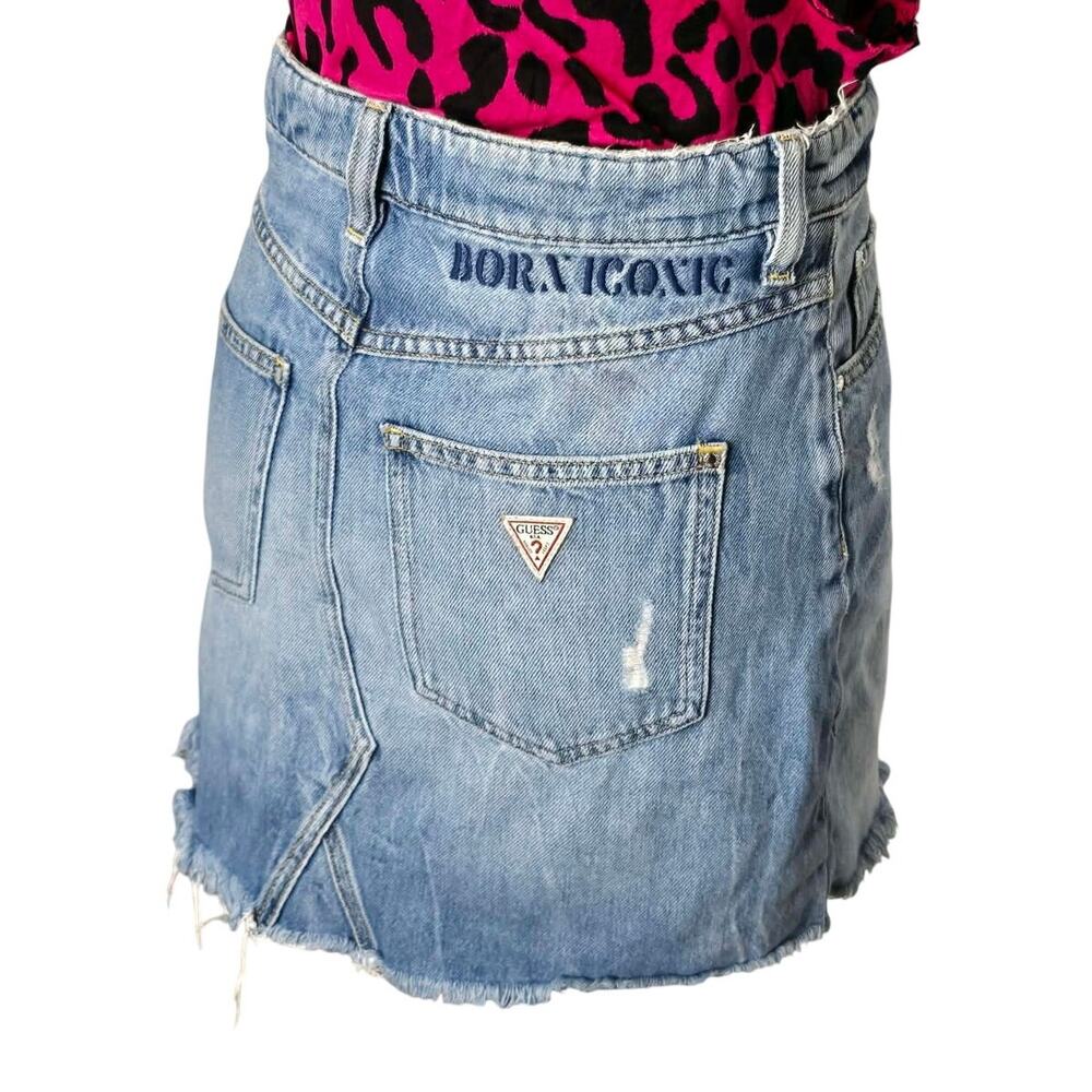 GUESS Women’s Denim Mini Skirt Size 27 High Rise Distressed Raw Hem Light Wash - Picture 7 of 14